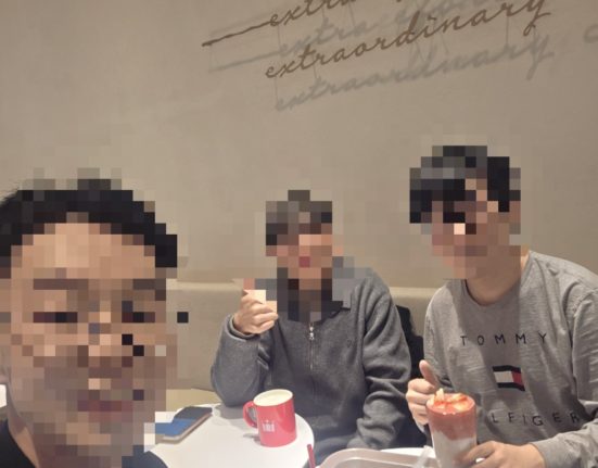 청소년 언론 ‘청라온’의 2026년 세 번째 대면 회의가 끝나고 인증 사진을 찍고 있다. 왼쪽 순으로 최용준 유니엄 자문부단장, 윤시영 국제소통팀장, 안창민 단장이다.