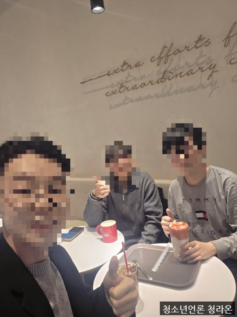 청소년 언론 ‘청라온’의 2026년 세 번째 대면 회의가 끝나고 인증 사진을 찍고 있다. 왼쪽 순으로 최용준 유니엄 전 자문부단장, 윤시영 국제소통팀장, 안창민 단장이다. (사진=최용준 유니엄 전 자문부단장)