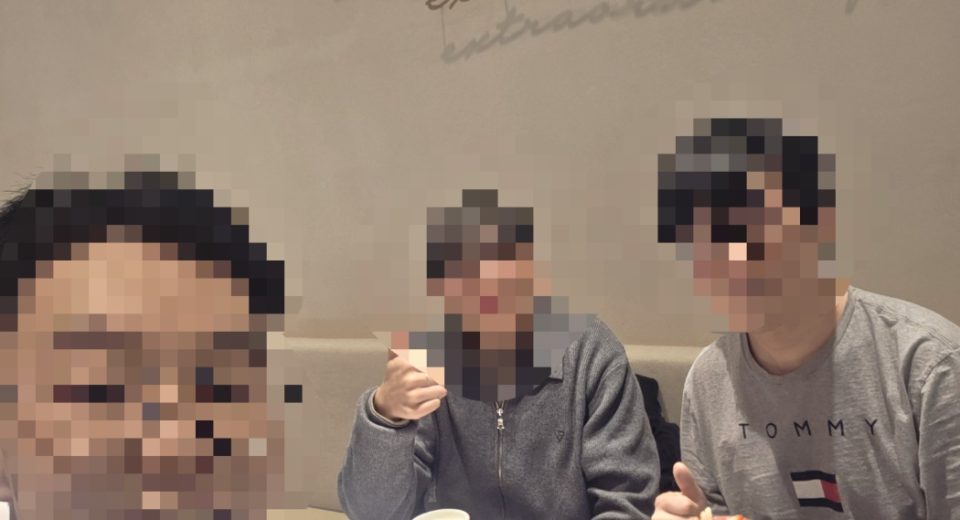 청소년 언론 ‘청라온’의 2026년 세 번째 대면 회의가 끝나고 인증 사진을 찍고 있다. 왼쪽 순으로 최용준 유니엄 자문부단장, 윤시영 국제소통팀장, 안창민 단장이다.