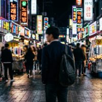 AI로 만든 가출 청소년이 밤에 길거리를 떠돌아다니는 사진 / Adobe Firefly(AI) 제공