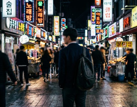 AI로 만든 가출 청소년이 밤에 길거리를 떠돌아다니는 사진 / Adobe Firefly(AI) 제공