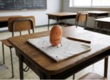 AI로 만든 알약과 학교의 교실 안 사진 / Gemini(AI) 제공