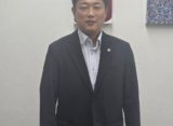 青少年メディア「チョンラオン」によるインタビュー後の、うらべ走馬大阪府議会議員（写真=アン・チャンミン代表（団長））