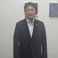 青少年メディア「チョンラオン」によるインタビュー後の、うらべ走馬大阪府議会議員（写真=アン・チャンミン代表（団長））