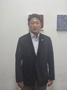 青少年メディア「チョンラオン」によるインタビュー後の、うらべ走馬大阪府議会議員（写真=アン・チャンミン代表（団長））