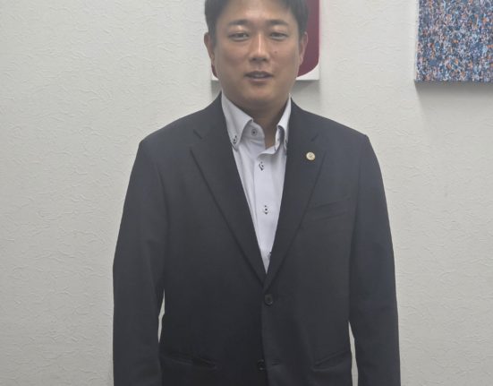 青少年メディア「チョンラオン」によるインタビュー後の、うらべ走馬大阪府議会議員（写真=アン・チャンミン代表（団長））