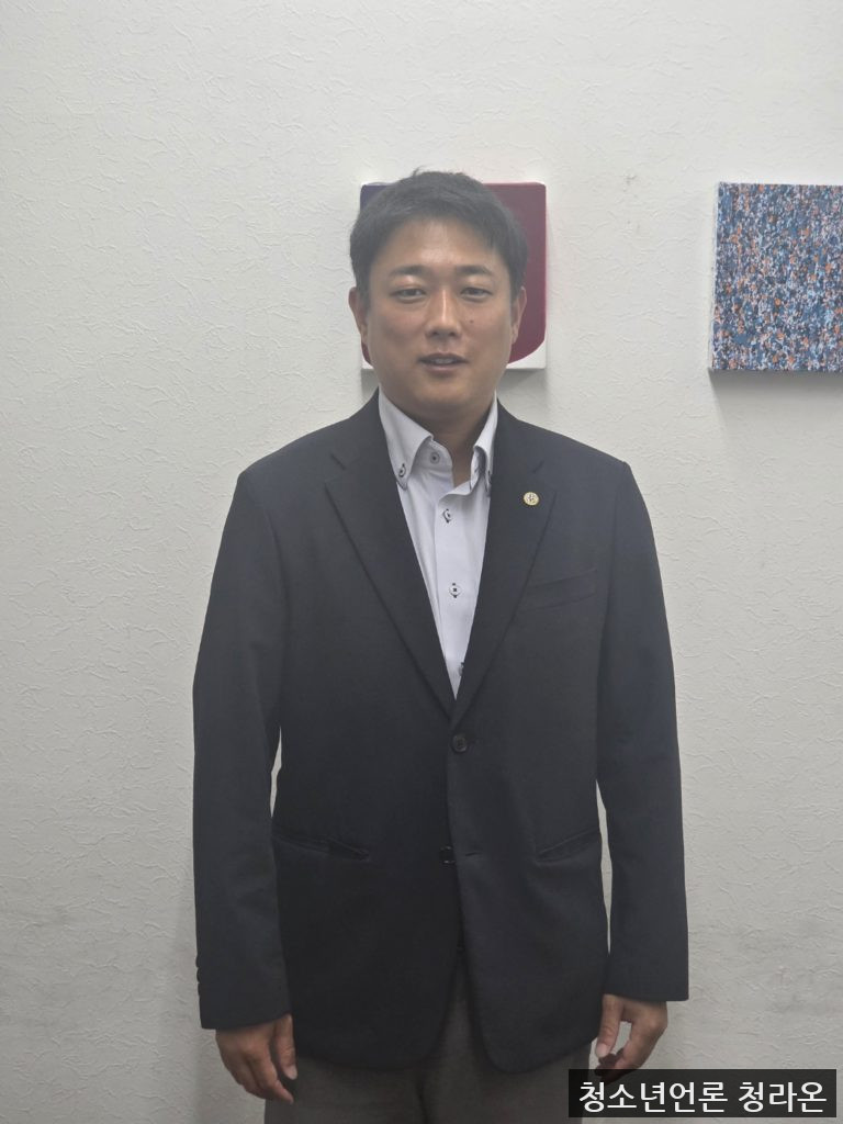 青少年メディア「チョンラオン」によるインタビュー後の、うらべ走馬大阪府議会議員（写真=アン・チャンミン代表（団長））
