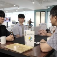 이편한자막 박서준 대표와 전지훈 개발자가 인터뷰 하는 모습 (사진 제공=청라온 사무국 기술지원팀장·이편한자막 대표 박서준)