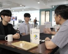 이편한자막 박서준 대표와 전지훈 개발자가 인터뷰 하는 모습 (사진 제공=청라온 사무국 기술지원팀장·이편한자막 대표 박서준)