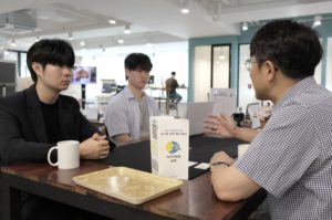 이편한자막 박서준 대표와 전지훈 개발자가 인터뷰 하는 모습 (사진 제공=청라온 사무국 기술지원팀장·이편한자막 대표 박서준)