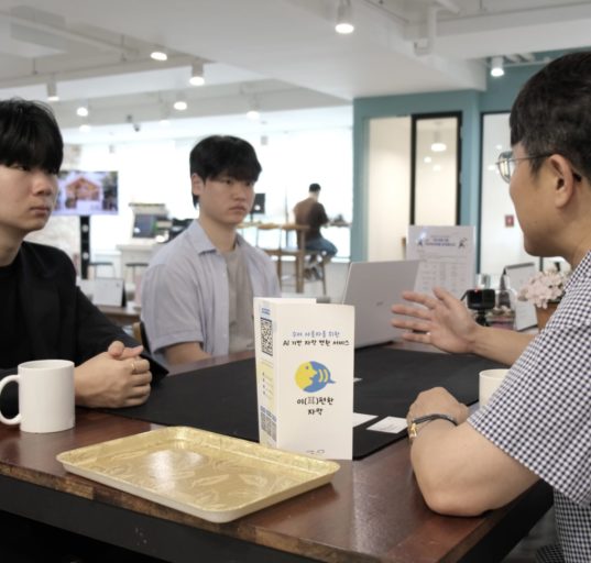 이편한자막 박서준 대표와 전지훈 개발자가 인터뷰 하는 모습 (사진 제공=청라온 사무국 기술지원팀장·이편한자막 대표 박서준)