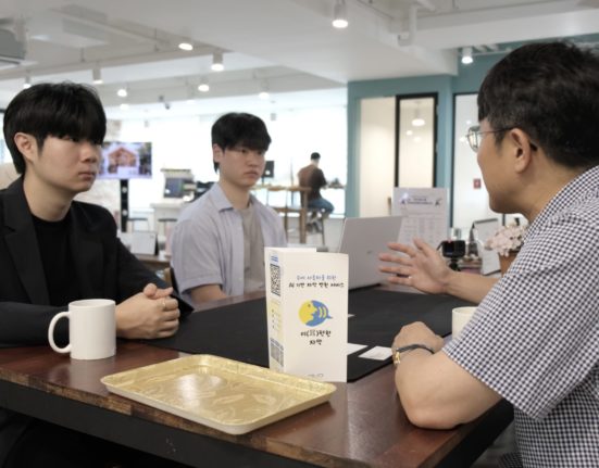 이편한자막 박서준 대표와 전지훈 개발자가 인터뷰 하는 모습 (사진 제공=청라온 사무국 기술지원팀장·이편한자막 대표 박서준)