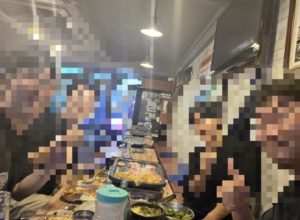 청소년 언론사 청라온의 2026년 네 번째 대면 회의를 마친 참석자들이 기념사진을 찍고 있다. 왼쪽부터 안창민 단장, 최용준 유니엄 전 자문부단장, 이승훈 부단장, 송근우 기자. (사진=안창민 단장)