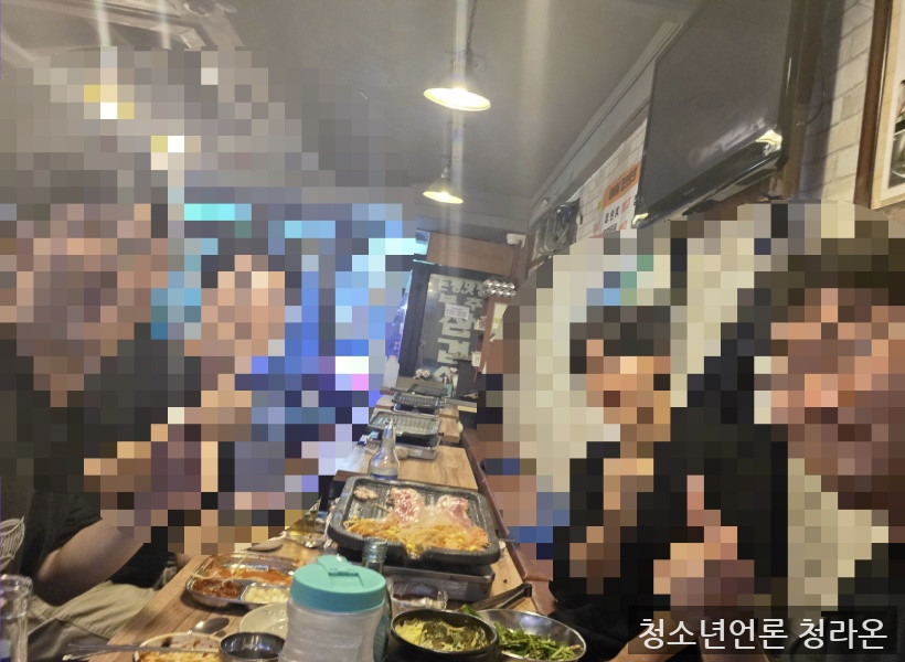 청소년 언론사 청라온의 2026년 네 번째 대면 회의를 마친 참석자들이 기념사진을 찍고 있다. 왼쪽부터 안창민 단장, 최용준 유니엄 전 자문부단장, 이승훈 부단장, 송근우 기자. (사진=안창민 단장)