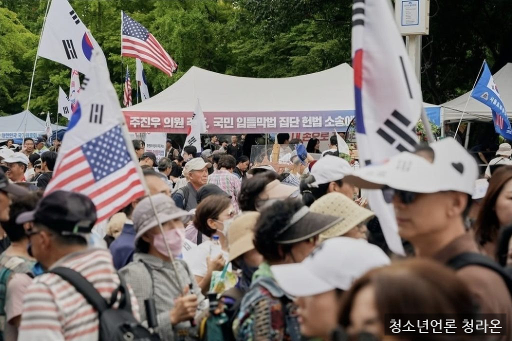 2026년 8월 15일 서울 송파구 올림픽공원 핸드볼경기장 일대에서 열린 ‘8.15 참정권 수호 집회’ 현장에 시민들이 모여 있는 모습. 뒤편에는 주진우 의원의 ‘국민 입틀막법 집단 헌법소송’ 서명운동 부스가 설치돼 있다. (출처=주진우 의원실 제공)