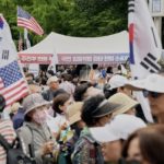 2026년 8월 15일 서울 송파구 올림픽공원 핸드볼경기장 일대에서 열린 ‘8.15 참정권 수호 집회’ 현장에 시민들이 모여 있는 모습. 뒤편에는 주진우 의원의 ‘국민 입틀막법 집단 헌법소송’ 서명운동 부스가 설치돼 있다. (출처=주진우 의원실 제공)