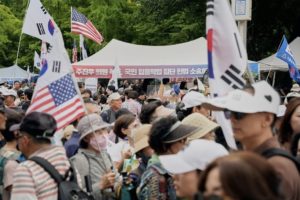 2026년 8월 15일 서울 송파구 올림픽공원 핸드볼경기장 일대에서 열린 ‘8.15 참정권 수호 집회’ 현장에 시민들이 모여 있는 모습. 뒤편에는 주진우 의원의 ‘국민 입틀막법 집단 헌법소송’ 서명운동 부스가 설치돼 있다. (출처=주진우 의원실 제공)